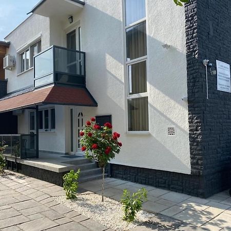 Eros Apartman Hajdúszoboszló Buitenkant foto