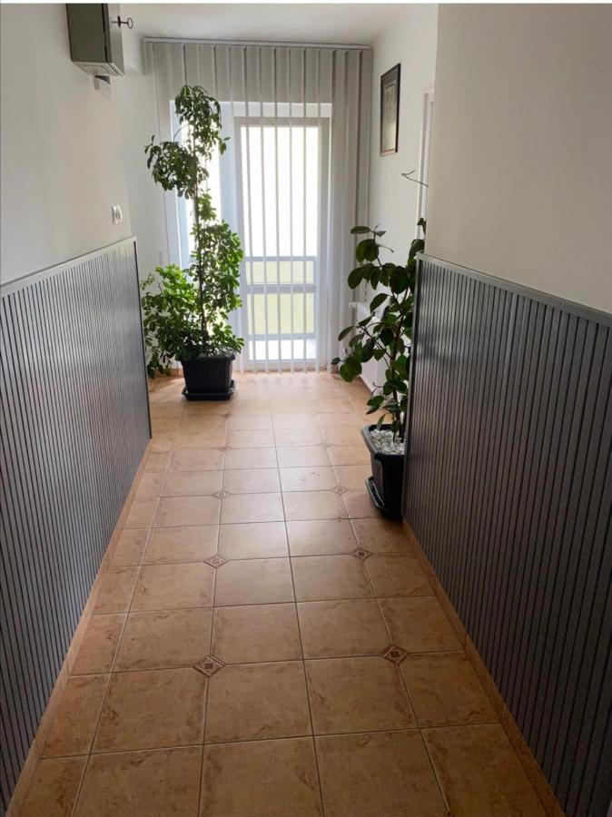 Eros Apartman Hajdúszoboszló Buitenkant foto