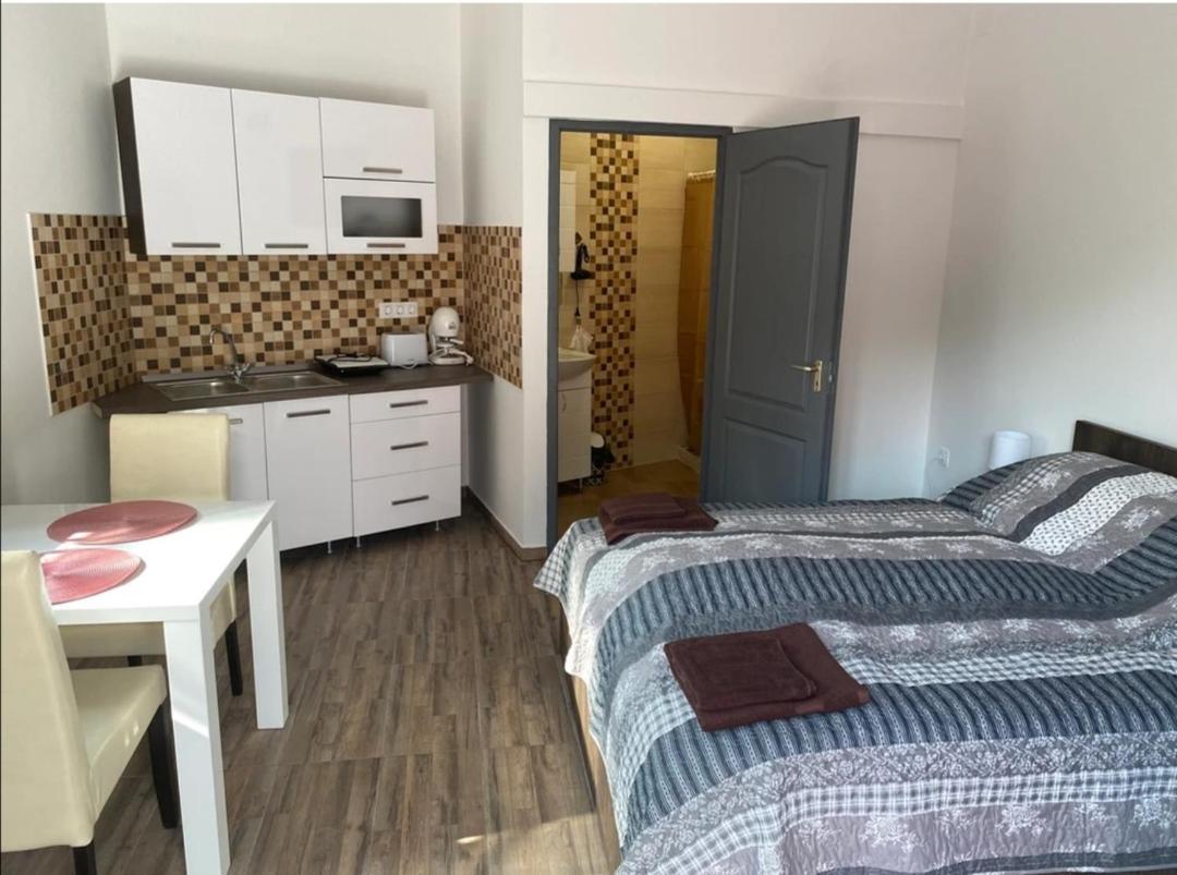 Eros Apartman Hajdúszoboszló Buitenkant foto