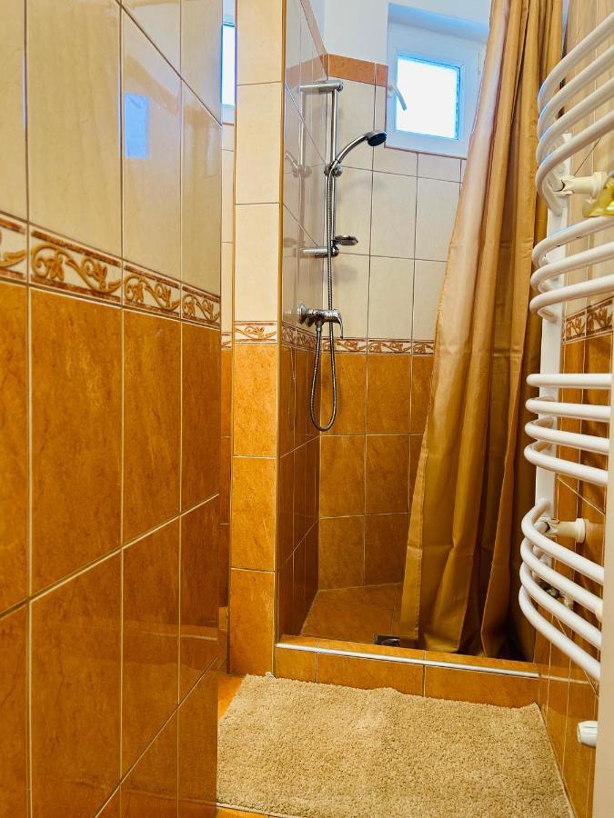 Eros Apartman Hajdúszoboszló Buitenkant foto