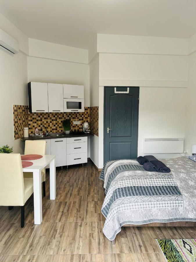 Eros Apartman Hajdúszoboszló Buitenkant foto