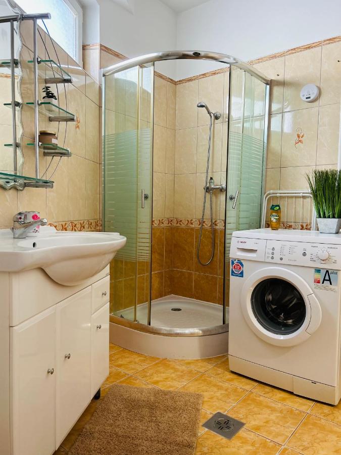 Eros Apartman Hajdúszoboszló Buitenkant foto