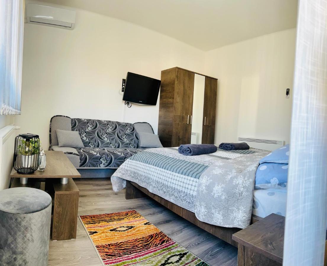 Eros Apartman Hajdúszoboszló Buitenkant foto