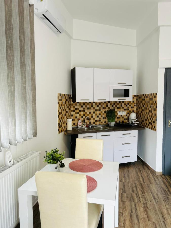 Eros Apartman Hajdúszoboszló Buitenkant foto