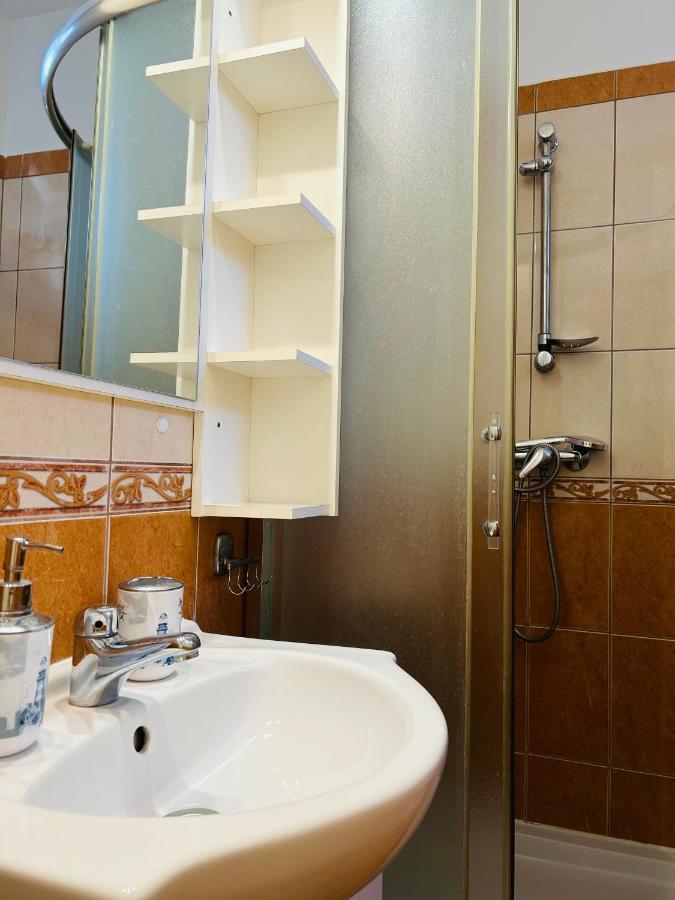 Eros Apartman Hajdúszoboszló Buitenkant foto