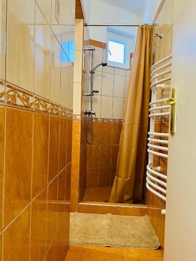 Eros Apartman Hajdúszoboszló Buitenkant foto