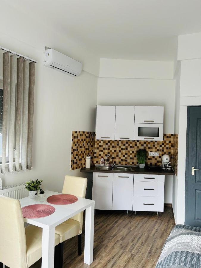 Eros Apartman Hajdúszoboszló Buitenkant foto